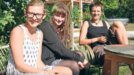 Engagiert. Johanna Feiler, Nina Mattenklott und Jorinde Rösch (v.l.n.r.) haben sich bei der Flüchtlingshilfe in der Heinrich-Mann-Allee kennengelernt. Jetzt wollen die drei jungen Frauen im Alter von 18 bis 20 Jahren auch Flüchtlingen in Griechenland helfen.