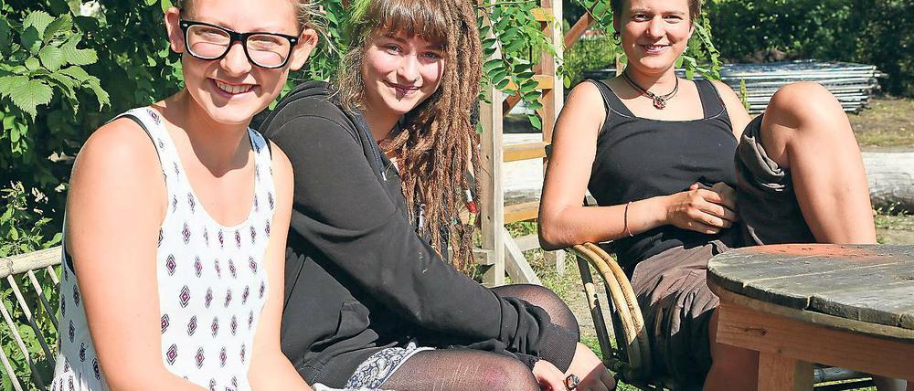 Engagiert. Johanna Feiler, Nina Mattenklott und Jorinde Rösch (v.l.n.r.) haben sich bei der Flüchtlingshilfe in der Heinrich-Mann-Allee kennengelernt. Jetzt wollen die drei jungen Frauen im Alter von 18 bis 20 Jahren auch Flüchtlingen in Griechenland helfen.