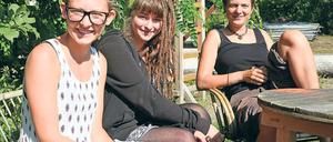 Engagiert. Johanna Feiler, Nina Mattenklott und Jorinde Rösch (v.l.n.r.) haben sich bei der Flüchtlingshilfe in der Heinrich-Mann-Allee kennengelernt. Jetzt wollen die drei jungen Frauen im Alter von 18 bis 20 Jahren auch Flüchtlingen in Griechenland helfen.