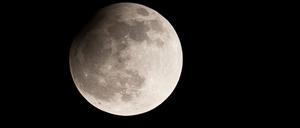 Am Freitagabend ist eine partielle Mondfinsternis zu sehen. Diese Aufnahme zeigt eine partielle Mondfinsternis und stammt aus dem April 2013.