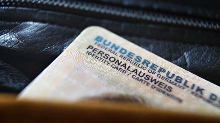 Ein Mann sollte seinen Ausweis am Eingang der Flüchtlingsunterkunft abgeben, weil er einem Flüchtling helfen wollte. Weil er seinen Perso nicht abgab, durfte er nicht in das Gebäude.