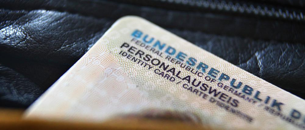 Ein Mann sollte seinen Ausweis am Eingang der Flüchtlingsunterkunft abgeben, weil er einem Flüchtling helfen wollte. Weil er seinen Perso nicht abgab, durfte er nicht in das Gebäude.