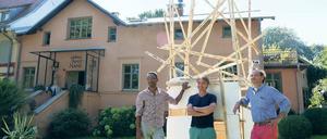 Neuer Wachturm im alten Grenzgebiet. Die Künstlergruppe „Ornament und Versprechen“, Mike Geßner, Steffen Mühle und Mike Bruchner (v. l.), vor einer Holzskulptur der Ausstellung „Peeping Tom ...“ im Kunstkontor. Eröffnung ist am Sonntag, wer will, kann zur Vorschau am Samstag von 15 bis 20 Uhr kommen.