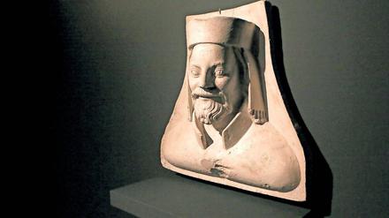 Des Kaisers neue Kleider. Das Haus der Brandenburgisch-Preußischen Geschichte würdigt Karl IV. zu dessen 700. Geburtstag mit einer großen Ausstellung. Gezeigt werden unter anderem diverse Krönungsdevotionalien.