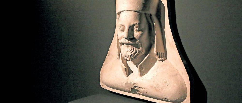 Des Kaisers neue Kleider. Das Haus der Brandenburgisch-Preußischen Geschichte würdigt Karl IV. zu dessen 700. Geburtstag mit einer großen Ausstellung. Gezeigt werden unter anderem diverse Krönungsdevotionalien.