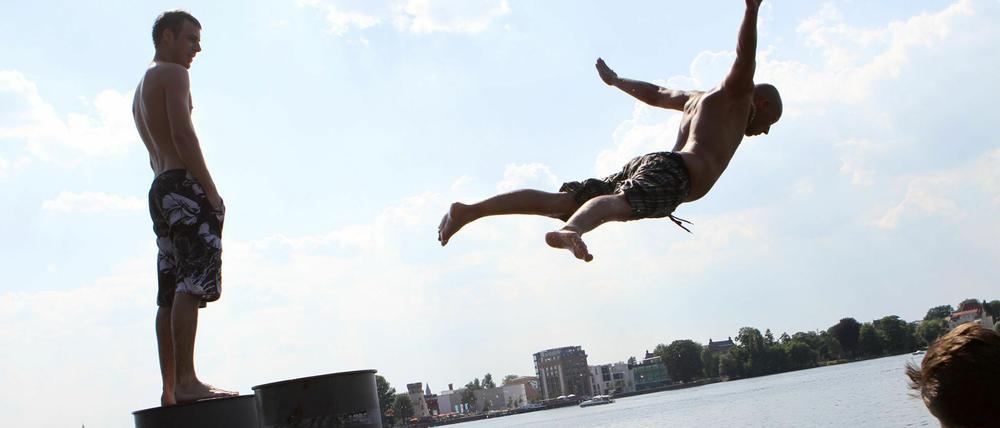 Bis Mitte der Woche werden hochsommerliche Temperaturen in Brandenburg und Berlin erwartet. Zeit für das möglicherweise letzte Open-Air-Bad der Saison, wie hier im Tiefen See.