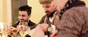 Die beiden Potsdamerinnen Antje Bachmann (r. im Bild) und Sabine Lang haben das Welcome Dinner in Potsdam ins Leben gerufen, das bereits 60 Mal stattfand, hier ist eine Aufnahme von einer Veranstaltung vom März zu sehen. Nun wurden die beiden Frauen ausgezeichnet.