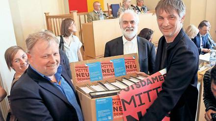Tausende Potsdamer unterstützten das Bürgerbegehren: Übergabe der Unterschriften an Wahlleiter Förster (M.) im Juli.