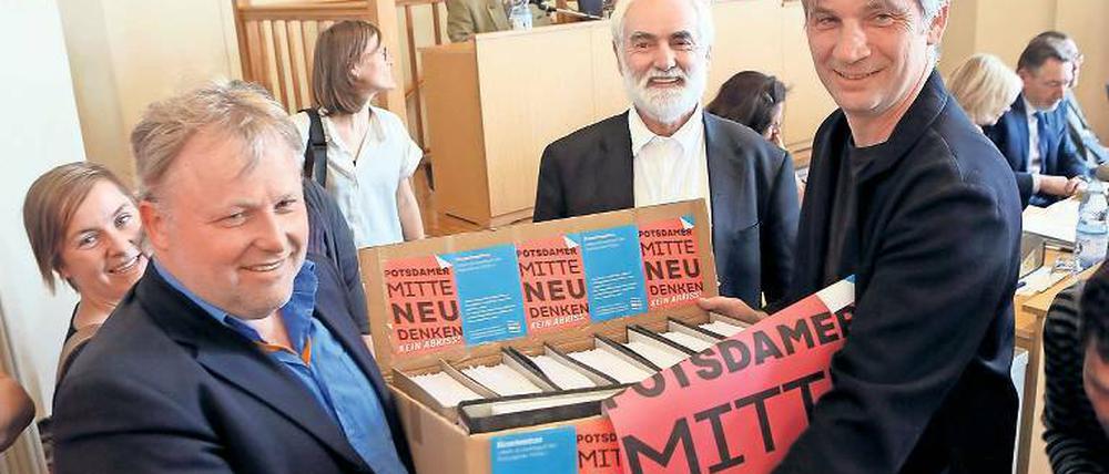 Tausende Potsdamer unterstützten das Bürgerbegehren: Übergabe der Unterschriften an Wahlleiter Förster (M.) im Juli.