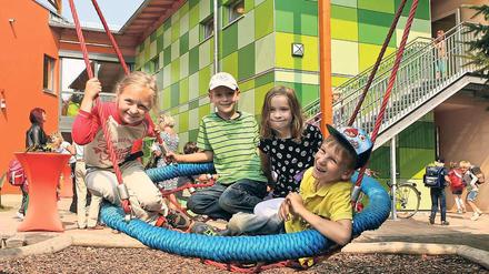 Bald umsonst? Kinder in einer Potsdamer Kita testen die Spielgeräte im Freigelände aus. Im Gegensatz zu Berlin müssen Eltern in Brandenburg immer noch teils hohe Beiträge für ihre Schützlinge zahlen.
