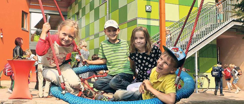 Bald umsonst? Kinder in einer Potsdamer Kita testen die Spielgeräte im Freigelände aus. Im Gegensatz zu Berlin müssen Eltern in Brandenburg immer noch teils hohe Beiträge für ihre Schützlinge zahlen.