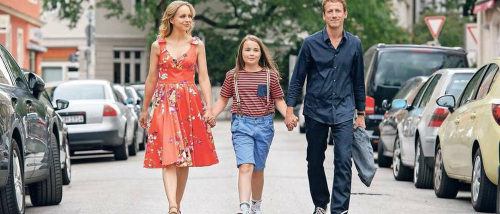 Zukunft zu dritt. Julchen (Lara Sophie Rottmann, Mitte) findet Mamas (Petra Schmidt-Schaller) neuen Freund Gregor (Wotan Wilke Möhring) okay.