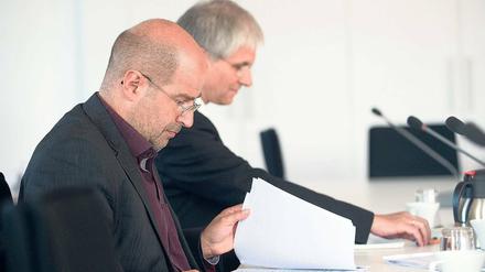 Klar im Urteil. Heinrich Amadeus Wolff, Professor für Öffentliches Recht an der Universität Bayreuth (links), und Ralf Alleweldt, Jura-Professor an der Fachhochschule der Polizei in Oranienburg, am Freitag im Untersuchungsausschuss.