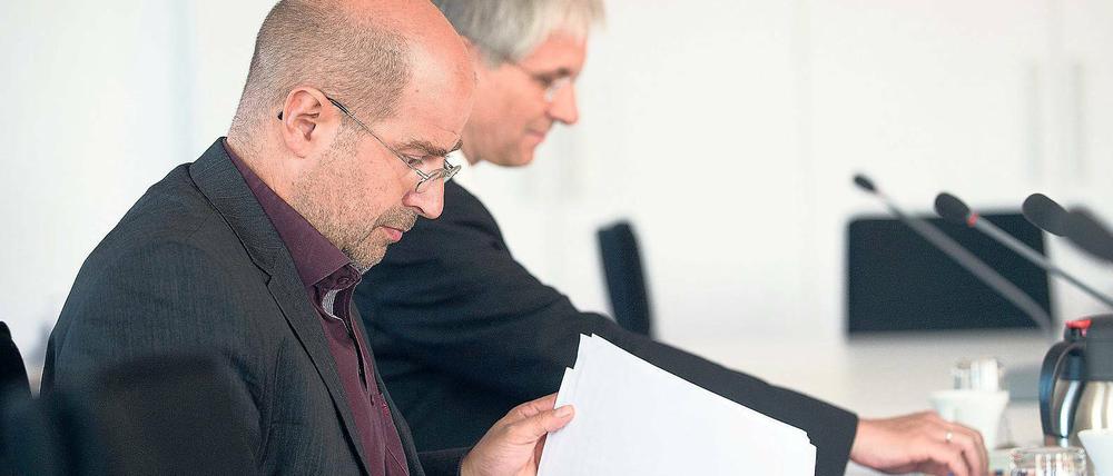 Klar im Urteil. Heinrich Amadeus Wolff, Professor für Öffentliches Recht an der Universität Bayreuth (links), und Ralf Alleweldt, Jura-Professor an der Fachhochschule der Polizei in Oranienburg, am Freitag im Untersuchungsausschuss.