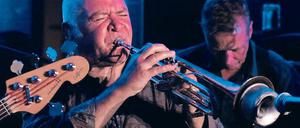 Meister an der Trompete. Reiner Winterschladen gehört zu den Nachtfalken der besonderen Art. Er gründete zusammen mit Dal Martino (Bass) die Band Nighthawks.