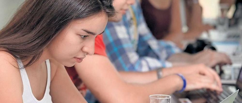 Nachwuchs. Elena Ostanina (o.) ist Journalistin in Russland. Ihre Arbeit wird immer mehr eingeschränkt. Alexandre Brutelle kommt aus Frankreich.