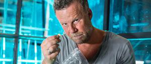 Ecstasy, Ritalin, K.o.-Tropfen - RTL-Reporter Jenke von Wilmsdorff probiert aus, was Drogen aus ihm machen.