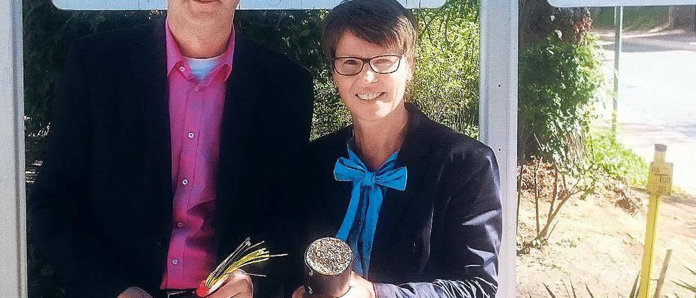 Neue Technik. Bürgermeisterin Kerstin Hoppe hält ein Kupferkabel, Jörg Klawitter den Nachfolger.