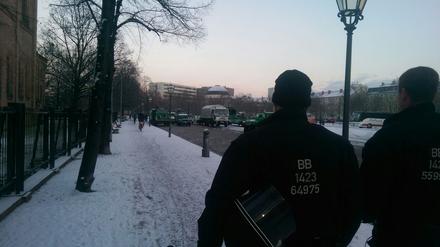 Die Polizei ist bereits am Nachmittag auf dem Bassinplatz präsent.