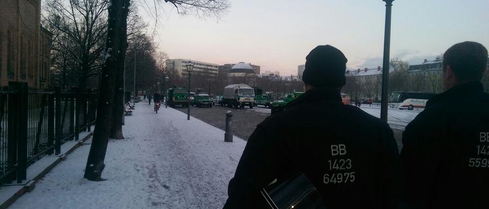 Die Polizei ist bereits am Nachmittag auf dem Bassinplatz präsent.