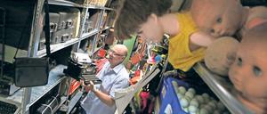 Gedöns für alle Fälle. Nichts, was es nicht gibt in der Requisite. Robin Struhl weiß, wo die passenden Wischeimer für jede Epoche sind.