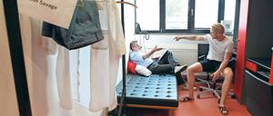 Mittagsschlaf oder Rollenspiel. Jan-Kaare Koppe und Eddie Irle (v. l.), Schauspieler am Hans Otto Theater, bringen sich in ihrer Garderobe schon mal in Stimmung für die nächste Probe. Auf dem Kleiderständer hängt das Kostüm für Irle, der John Savage in Huxleys „Schöne neue Welt“ spielt.