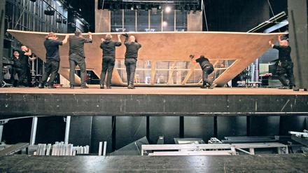 Die Weltenmacher. Nichts ist, wie es scheint, auf der Bühne des Hans Otto Theaters. Was aussieht wie Beton, ist Pressspan, der Himmel manchmal nur ein Vorhang. Und vom Bühnenraum, der in Wahrheit riesig ist, sieht der Zuschauer nur den kleinen Teil, der bespielt wird.