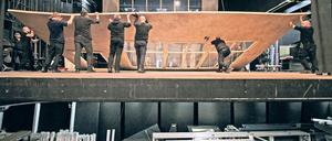 Die Weltenmacher. Nichts ist, wie es scheint, auf der Bühne des Hans Otto Theaters. Was aussieht wie Beton, ist Pressspan, der Himmel manchmal nur ein Vorhang. Und vom Bühnenraum, der in Wahrheit riesig ist, sieht der Zuschauer nur den kleinen Teil, der bespielt wird.