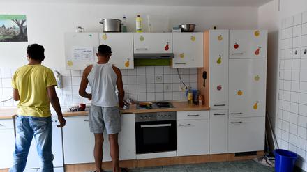 Zwei Jugendliche in einem Heim für unbegleitete Flüchtlinge in Kloster Lehnin (Brandenburg).