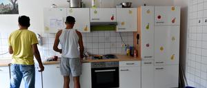 Zwei Jugendliche in einem Heim für unbegleitete Flüchtlinge in Kloster Lehnin (Brandenburg).