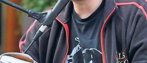 Ist gern unterwegs. Autor Dennis Knickel in der Brandenburger Straße.