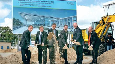 Frohes Anbuddeln. Diese sechs Herren glaubten 2006, die größten Probleme am BER schon hinter sich zu haben. Hartmut Mehdorn (2.v.l.) war damals als Bahnchef mit von der Partie. Später musste er selbst das Pannenprojekt managen.