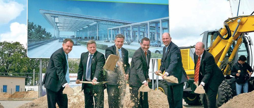 Frohes Anbuddeln. Diese sechs Herren glaubten 2006, die größten Probleme am BER schon hinter sich zu haben. Hartmut Mehdorn (2.v.l.) war damals als Bahnchef mit von der Partie. Später musste er selbst das Pannenprojekt managen.