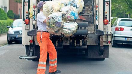 Teurer. Die Gebühren für die Müllabfuhr sollen steigen. Ein Grund: Die Potsdamer produzieren mehr Abfall als gedacht. Dadurch steigen die Kosten.