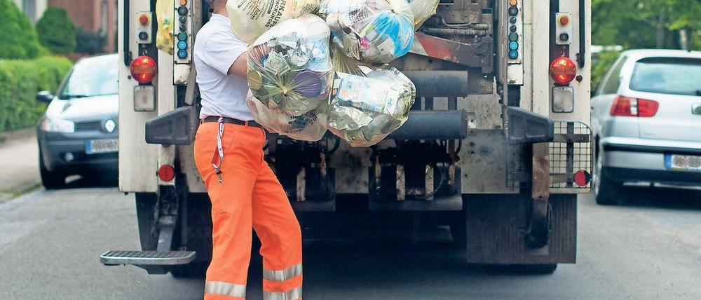 Teurer. Die Gebühren für die Müllabfuhr sollen steigen. Ein Grund: Die Potsdamer produzieren mehr Abfall als gedacht. Dadurch steigen die Kosten.