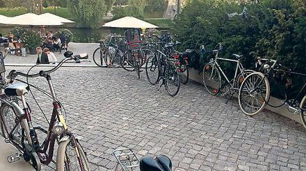 Kein Durchkommen. Räder versperren den Zugang zum Lift.