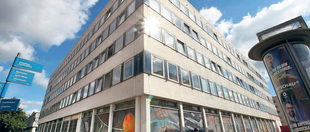 Glastafeln informieren seit Dienstag über das Mosaik „Eroberung des Kosmos“ in der Breiten Straße. Bis 2018 ist die Nutzung des früheren Verwaltungsbaus des Rechenzentrums durch Potsdamer Künstler und Kreative gesichert.