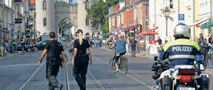 Gesichert. Polizisten patrouillierten den ganzen Tag über in der Innenstadt.