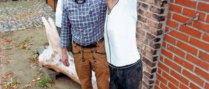 Freistoß. Bernd Anhoff vor einer seiner Lieblingsskulpturen.