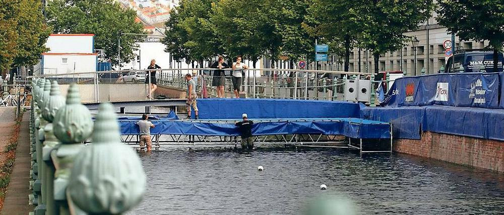 Die Vorbereitungen laufen. Bereits am Donnerstag wurde der Stadtkanal geflutet. Ob es in diesem Jahr zum Mitternachtsbaden kommt, ist aber ungewiss.