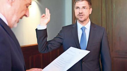 Oberbürgermeister Jann Jakobs (SPD, l.) verliest die formellen Worte und führt Mike Schubert ins Amt als Beigeordneter ein.