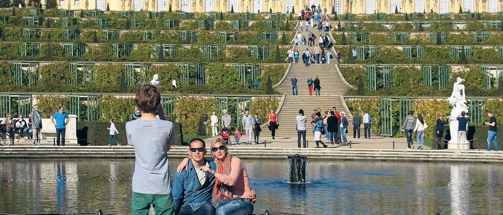 Rodelbahn im Welterbe? Die Terrassen von Sanssouci sind steil. Im Winter, wenn Schnee liegt, werden die asphaltierten Schrägen rechts und links der großen Treppe gern zum Schlittenfahren genutzt – zum Missfallen der Schlösserstiftung.