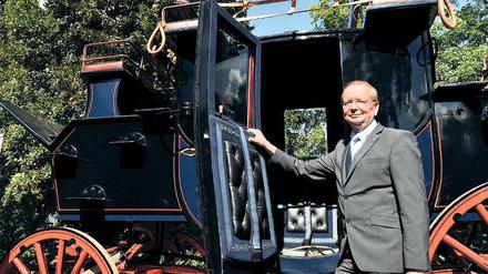 Aufgestiegen. Diese 120 Jahre alte Kutsche wird die Parade zum Brandenburg-Tag anführen. Hoppegartens Bürgermeister Karsten Knobbe zeigte sie am Dienstag in Potsdam.
