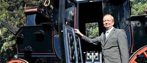 Aufgestiegen. Diese 120 Jahre alte Kutsche wird die Parade zum Brandenburg-Tag anführen. Hoppegartens Bürgermeister Karsten Knobbe zeigte sie am Dienstag in Potsdam.