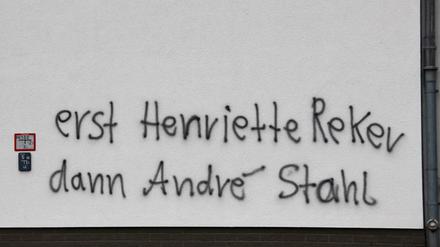 Dieser Spruch wurde an eine Gebäudefassade in Bernau geschmiert.