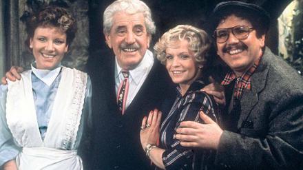 Patriarch und Patriarchin. Willy Millowitsch (2.v.l.) mit seinen Kindern Mariele (links) und Peter sowie dessen Ehefrau Barbie Steinhaus 1985 in „Waidmannsheil“.