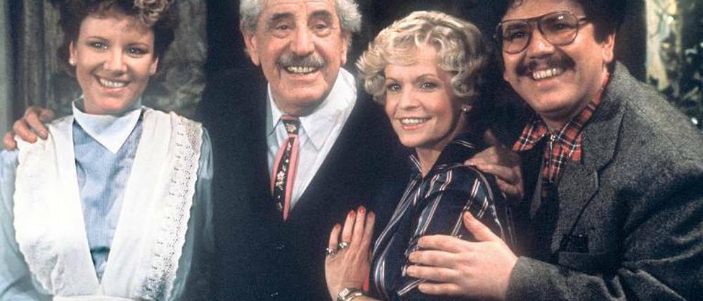 Patriarch und Patriarchin. Willy Millowitsch (2.v.l.) mit seinen Kindern Mariele (links) und Peter sowie dessen Ehefrau Barbie Steinhaus 1985 in „Waidmannsheil“.