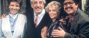 Patriarch und Patriarchin. Willy Millowitsch (2.v.l.) mit seinen Kindern Mariele (links) und Peter sowie dessen Ehefrau Barbie Steinhaus 1985 in „Waidmannsheil“.