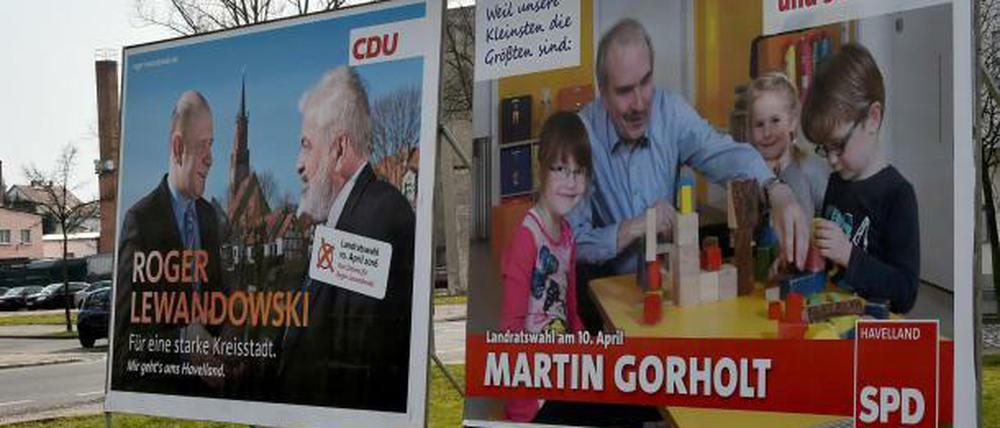 Großplakate der SPD und der CDU stehen in Rathenow (Brandenburg) und werben für die Landratswahl im Havelland.