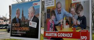Großplakate der SPD und der CDU stehen in Rathenow (Brandenburg) und werben für die Landratswahl im Havelland.